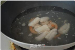 菠萝海鲜焗饭的做法步骤：2