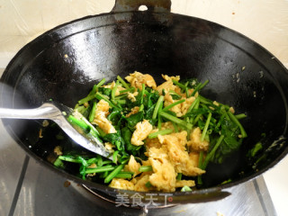 菠菜虾皮炒鸡蛋的做法步骤：10