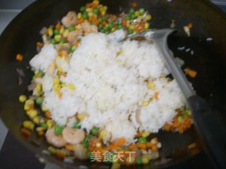 【品臻客五常稻花香大米试用报告】----华丽虾仁炒饭的做法步骤：11