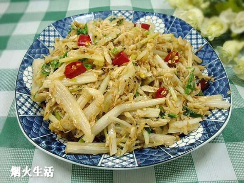 补钙家常小菜——芹菜炒虾皮的做法