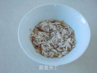 补钙家常小菜——芹菜炒虾皮的做法步骤：1