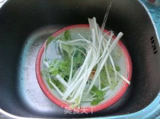 补钙家常小菜——芹菜炒虾皮的做法步骤：2