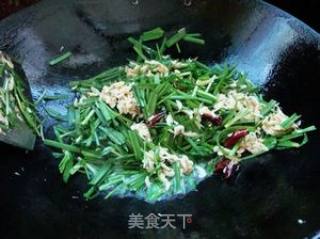 补钙家常菜——韭菜炒虾皮的做法步骤：7