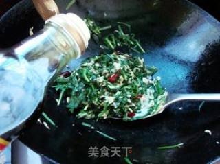 补钙家常菜——韭菜炒虾皮的做法步骤：8