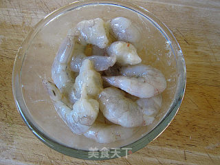 虾仁XO酱炒蒜苔的做法步骤：2