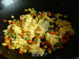 水果炒饭更美味——鲜香虾仁菠萝炒饭的做法步骤：9