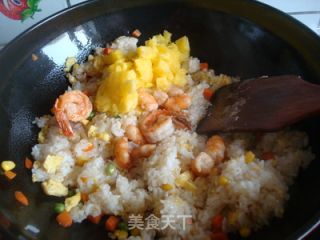 水果炒饭更美味——鲜香虾仁菠萝炒饭的做法步骤：13
