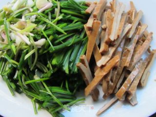 野葱虾皮炒豆干的做法步骤：6