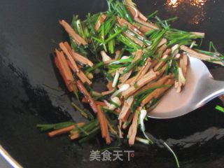 野葱虾皮炒豆干的做法步骤：9