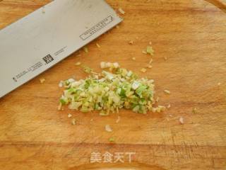 韭菜猪肉虾仁水饺的做法步骤：2
