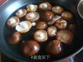 鲜香嫩滑——虾茸酿香菇的做法步骤：1