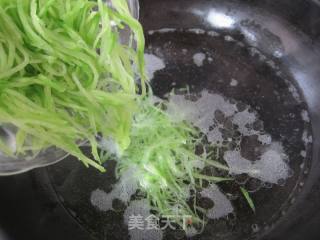 给寒冬添一抹温暖的绿色—翡翠鲜虾线的做法步骤：10