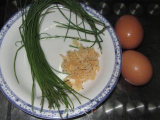 野葱虾皮炒蛋的做法步骤：1