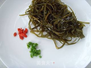 孕产食谱：海带虾仁烩豆腐的做法步骤：1