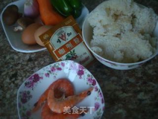 料足味美——咖喱虾仁炒饭的做法步骤：1