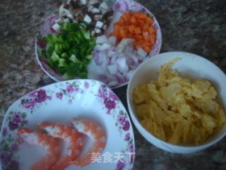 料足味美——咖喱虾仁炒饭的做法步骤：2