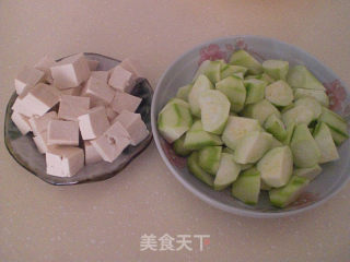 丝瓜豆腐的做法步骤：1
