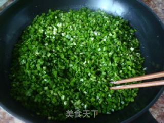 鲜香多汁——虾仁韭菜盒子的做法步骤：3