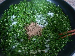 鲜香多汁——虾仁韭菜盒子的做法步骤：6