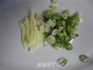 虾皮炒青椒的做法步骤：1