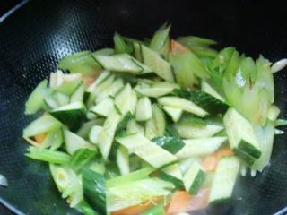 【鲁菜】--黄瓜虾球的做法步骤：7