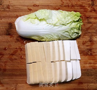 木耳豆腐炒白菜的做法步骤：1
