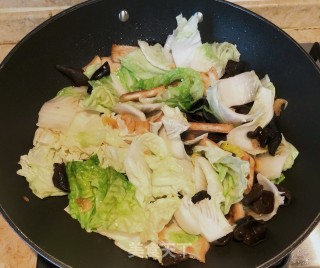 木耳豆腐炒白菜的做法步骤：4