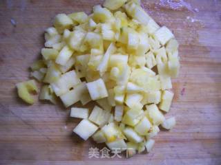 五彩菠萝炒饭的做法步骤：2