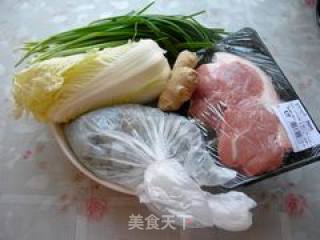 白菜虾仁水饺的做法步骤：1