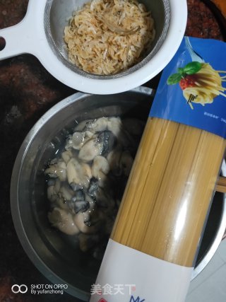 蚝珠虾皮拌意粉的做法步骤：1