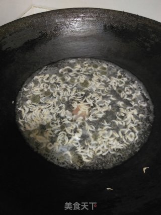 冬瓜虾皮咸蛋鲜汤的做法步骤：2