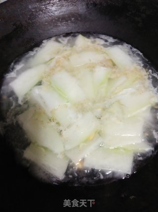 冬瓜虾皮咸蛋鲜汤的做法步骤：3