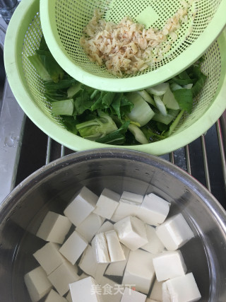 青菜豆腐虾皮汤的做法步骤：1