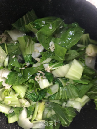 青菜豆腐虾皮汤的做法步骤：2