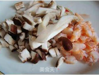 蘑菇虾仁炒意面的做法步骤：2