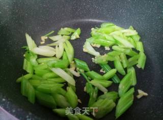 芹菜炒虾仁的做法步骤：5