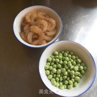 豌豆炒虾仁的做法步骤：1