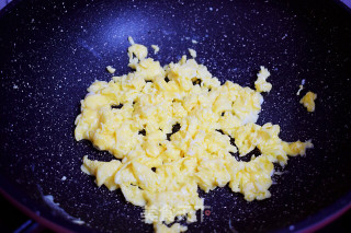 “鸡蛋”鸡蛋炒虾仁的做法步骤：4
