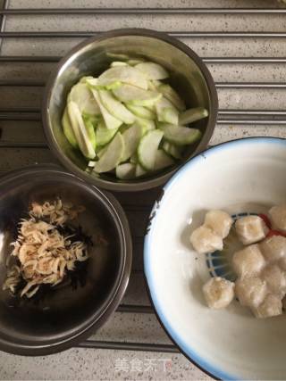 丝瓜虾皮鱼丸汤的做法步骤：1
