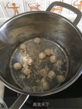 丝瓜虾皮鱼丸汤的做法步骤：2