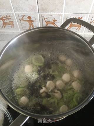 丝瓜虾皮鱼丸汤的做法步骤：4