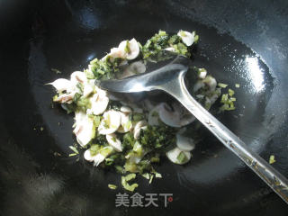 雪菜蘑菇炒虾仁的做法步骤：3