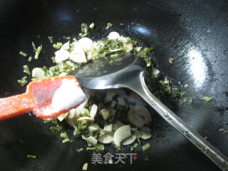 雪菜蘑菇炒虾仁的做法步骤：5