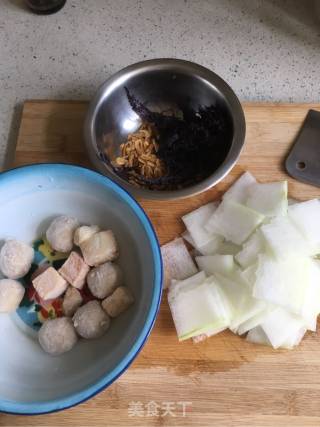 鱼丸紫菜虾皮汤的做法步骤：1