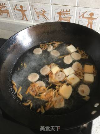 鱼丸紫菜虾皮汤的做法步骤：3