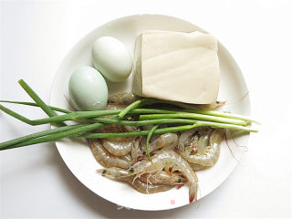 咸蛋黄虾仁豆腐的做法步骤：1