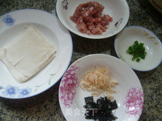紫菜虾皮多肉馄饨的做法步骤：1