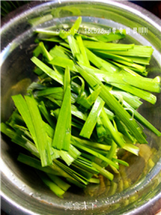 春季养生菜：虾皮韭菜的做法步骤：2