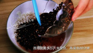 宝宝营养餐—桃红大虾寿司卷的做法步骤：3