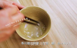 宝宝营养餐—桃红大虾寿司卷的做法步骤：10